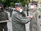 Der Zugskommandant heftet die Medaille für den Assistenzeinsatz an. (Bild öffnet sich in einem neuen Fenster)