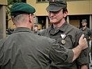 Der stellvertretende Kompaniekommandant wird ausgezeichnet. (Bild öffnet sich in einem neuen Fenster)