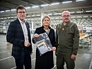 Logistiker unterstützen beim Paketieren von PCR-Test-Kits. (Bild öffnet sich in einem neuen Fenster)