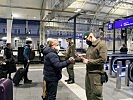 Soldaten kontrollieren die Einreise am Haupbahnhof Salzburg. (Bild öffnet sich in einem neuen Fenster)