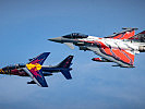 Alpha Jet mit einem Eurofighter. (Bild öffnet sich in einem neuen Fenster)