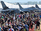 Tausende Besucher auch am zweiten Tag der Airshow. (Bild öffnet sich in einem neuen Fenster)