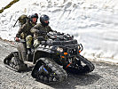 Die Überschneefahrzeuge "Polaris Quad" sind unverzichtbar im Gebirge. (Bild öffnet sich in einem neuen Fenster)