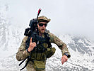 Ein Soldat aus Montenegro beim Angriff im Hochgebirge. (Bild öffnet sich in einem neuen Fenster)