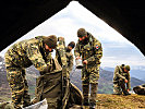 Sanitätskräfte begleiten die Truppe. (Bild öffnet sich in einem neuen Fenster)
