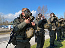 Anpassung der ABC-Schutzmaske durch die Milizsoldaten. (Bild öffnet sich in einem neuen Fenster)