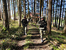 Gesicherter Fußmarsch der Jägergruppe im Einsatzraum. (Bild öffnet sich in einem neuen Fenster)