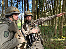 Einweisung der Soldaten im Gelände. (Bild öffnet sich in einem neuen Fenster)