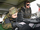Ein deutscher Gebirgsjäger beim Scharfschießen mit dem Sturmgewehr. (Bild öffnet sich in einem neuen Fenster)