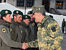 Brigadekommandant Gerhard Pfeifer gratuliert den Wettkämpfern zum Erfolg. (Bild öffnet sich in einem neuen Fenster)
