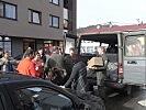 Die Lebensmittelpakete werden verteilt. (Bild öffnet sich in einem neuen Fenster)