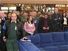 Die Gäste verfolgen aufmerksam die Rede des Kommandanten. (Bild öffnet sich in einem neuen Fenster)
