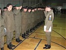 Die Soldaten erhalten die Erinnerungsurkunde in der Peacekeeper Hall. (Bild öffnet sich in einem neuen Fenster)