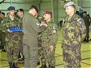 Brigadier Karl Pronhagl zeichnet seinen Stab aus. (Bild öffnet sich in einem neuen Fenster)