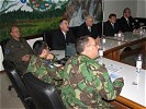 Die Besucher lernen die gemeinsame Einsatzführung mehrer Nationen kennen. (Bild öffnet sich in einem neuen Fenster)