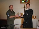 Erzbischof Dobrijevic mit Task Force Chaplain Dr. Tripp. (Bild öffnet sich in einem neuen Fenster)