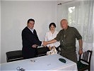 Herr Fuhad und Frau Shiba mit Major Bobik. (Bild öffnet sich in einem neuen Fenster)
