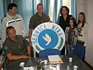 EUFOR-Soldaten mit der Direktorin der Grundschule "Ivan Goran Kovacic". (Bild öffnet sich in einem neuen Fenster)