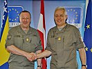 Generalleutnant Höfler, l., mit Generalmajor Bair. (Bild öffnet sich in einem neuen Fenster)