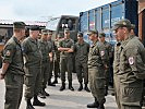 Österreichische EUFOR-Soldaten im Gespräch mit Höfler. (Bild öffnet sich in einem neuen Fenster)