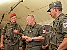 Hauptmann Ifsits, l., weist Generalleutnant Höfler ein. (Bild öffnet sich in einem neuen Fenster)