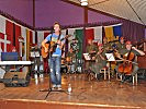 James Cottriall mit Musikern der Gardemusik. (Bild öffnet sich in einem neuen Fenster)