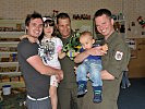 Cottriall, l., besuchte ein Hilfsprojekt der österreichischen Soldaten. (Bild öffnet sich in einem neuen Fenster)