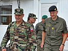 Generalleutnant Toro, l., traf Oberst Sitzwohl zu Informationsgesprächen. (Bild öffnet sich in einem neuen Fenster)