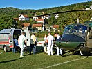 Der Patient wird an die bosnische Rettung übergeben. (Bild öffnet sich in einem neuen Fenster)