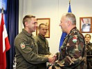 Brigadegeneral Gulyas, r., verleiht Major Köck die Medaille. (Bild öffnet sich in einem neuen Fenster)