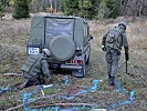 Konzentriert und sorgfältig tasten sich die Soldaten durch das Minenfeld. (Bild öffnet sich in einem neuen Fenster)