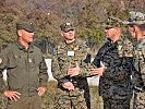 Major Kogard erklärt Brigardier Foric den Trainingsablauf. (Bild öffnet sich in einem neuen Fenster)