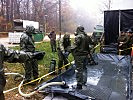 Spezialisten aus Österreich zeigen die richtige Dekontamination. (Bild öffnet sich in einem neuen Fenster)