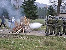 Evakuierungsübung: Soldaten löschen die brennenden Barrikaden. (Bild öffnet sich in einem neuen Fenster)
