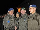 Generalmajor Bair zeichnet Pfarrer Stockinger mit der Einsatzmedaille aus. (Bild öffnet sich in einem neuen Fenster)