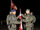 Generalmajor Bair übergibt die Fahne an Oberst Baranyai. (Bild öffnet sich in einem neuen Fenster)