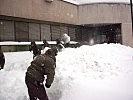 Die Klinik musste als erstes von den Schneemassen befreit werden. (Bild öffnet sich in einem neuen Fenster)