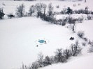Blick aus dem Hubschrauber, der auf einen markierten Landeplatz zusteuert. (Bild öffnet sich in einem neuen Fenster)