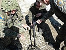 Die Soldaten bereiten sich für das Scharfschießen vor. (Bild öffnet sich in einem neuen Fenster)