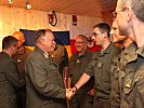 Entacher mit Soldaten des österreichischen Kontingents. (Bild öffnet sich in einem neuen Fenster)
