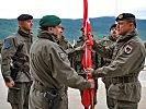 Die Standarte wird an Oberst Peter Pertl, r., übergeben. (Bild öffnet sich in einem neuen Fenster)