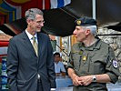 Fletcher M. Burton, l., und Generalmajor Robert Brieger. (Bild öffnet sich in einem neuen Fenster)