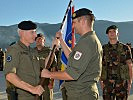 Generalmajor Brieger, l., übergibt die Flagge an Oberstleutnant Ömer. (Bild öffnet sich in einem neuen Fenster)