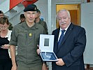Generalmajor Brieger, .l, begrüßt Wiens Bürgermeister Häupl. (Bild öffnet sich in einem neuen Fenster)