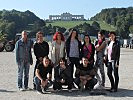 Petek Wolfgang, l., von der CIMIC-Abteilung in Graz mit der Schülergruppe. (Bild öffnet sich in einem neuen Fenster)