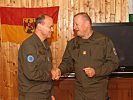 Oberst Pertl, l., mit dem General. (Bild öffnet sich in einem neuen Fenster)