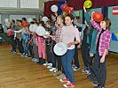 Die Kinder bedanken sich mit musikalischen Darbietungen. (Bild öffnet sich in einem neuen Fenster)