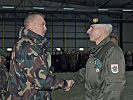 Generalmajor Domjan, l., ehrt Generalmajor Brieger mit hoher Auszeichnung. (Bild öffnet sich in einem neuen Fenster)