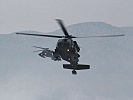Landeanflug der S-70 "Black Hawk" auf das EUFOR-Camp Butmir in Sarajevo. (Bild öffnet sich in einem neuen Fenster)