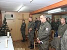 Generalmajor Heidecker, 2.v.l., mit den Soldaten in der Mette. (Bild öffnet sich in einem neuen Fenster)